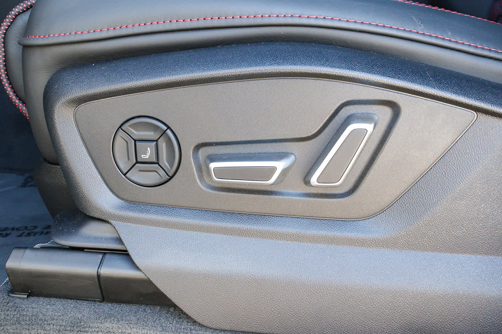 Thumbnail: 2025 Audi RS Q8 - 22