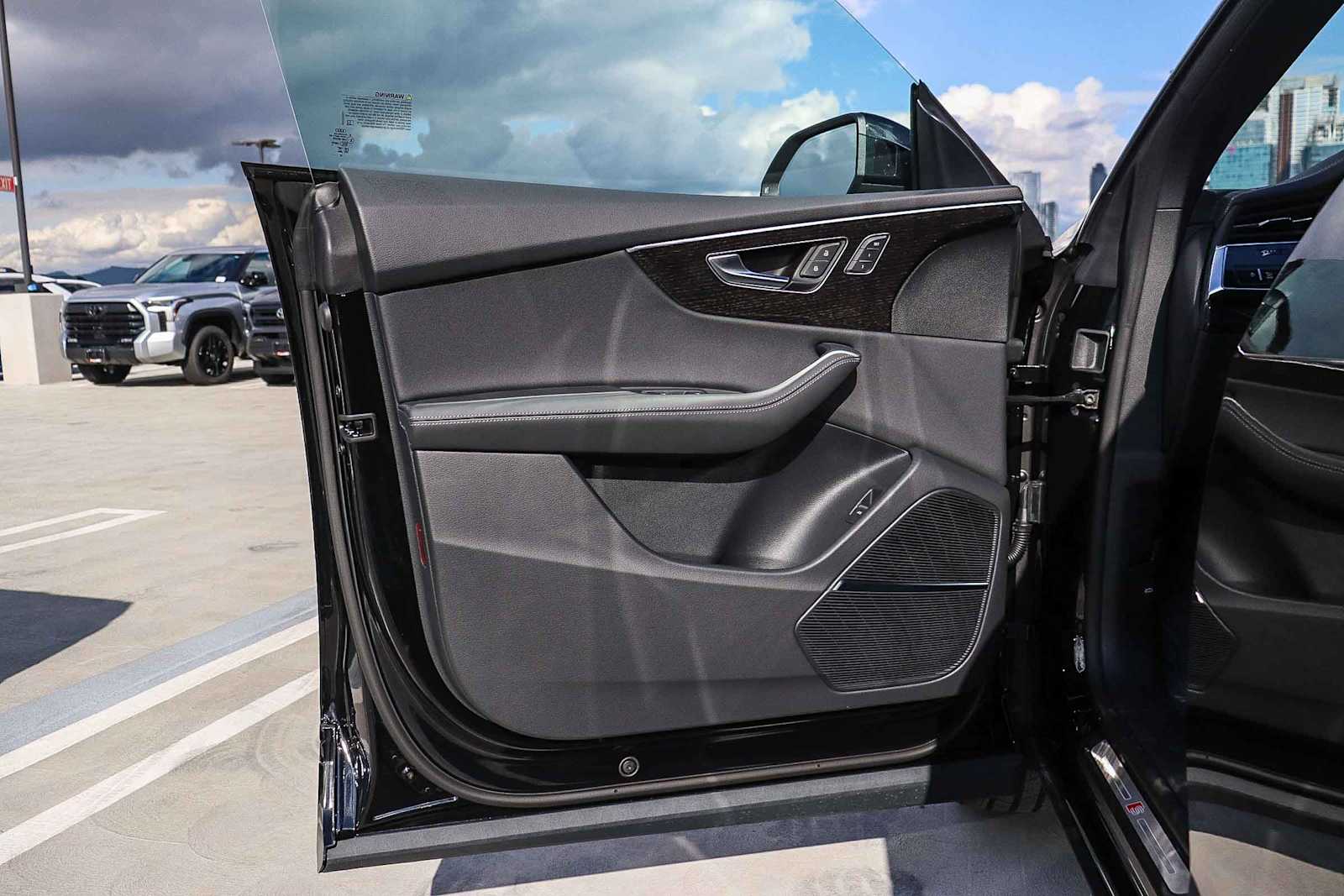 Thumbnail: 2026 Audi Q8 - 30