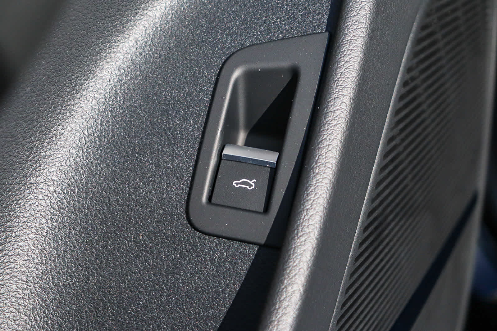 Thumbnail: 2026 Audi Q8 - 30