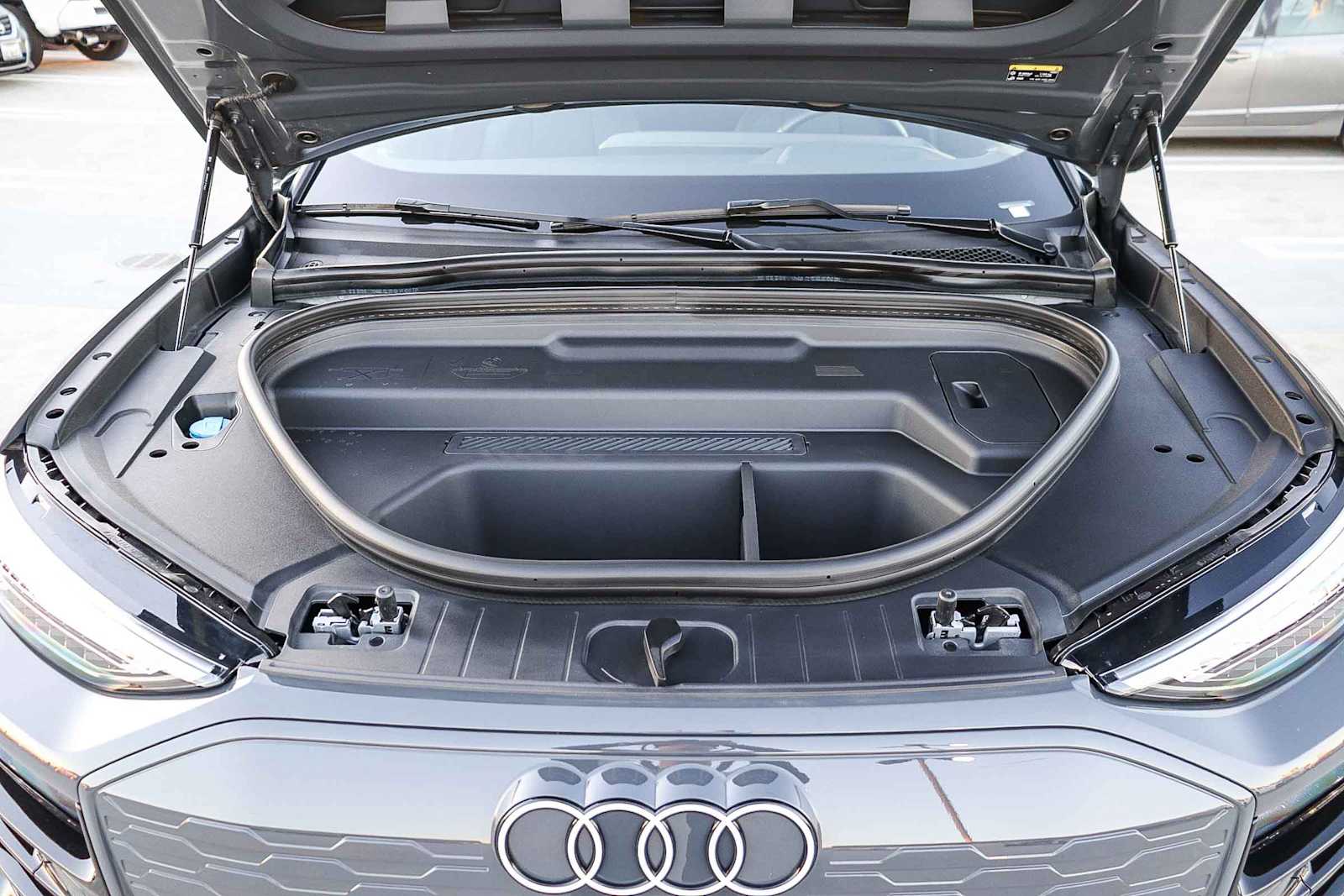 Thumbnail: 2025 Audi Q6 e-tron - 37