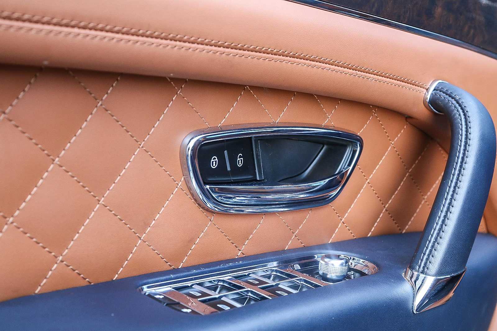 Thumbnail: 2019 Bentley Bentayga - 36