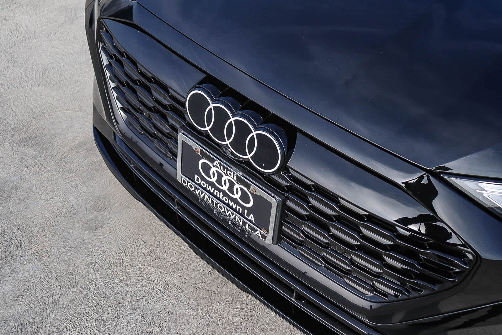 Thumbnail: 2024 Audi Q8 e-tron - 8