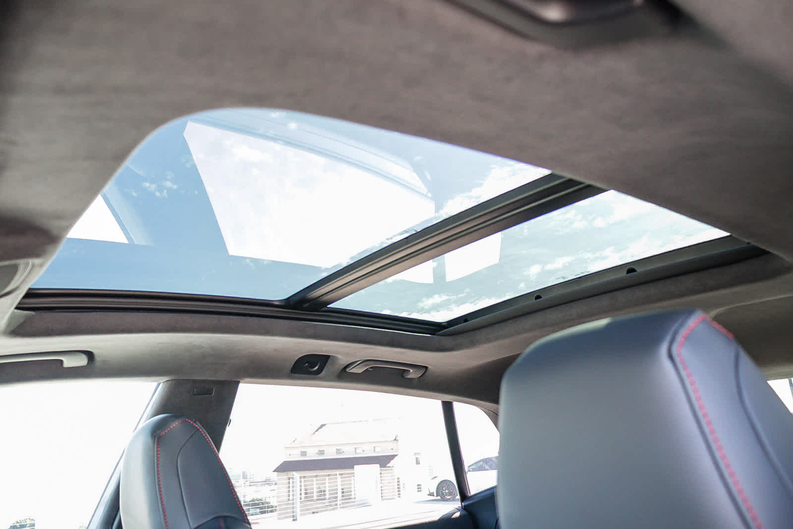 Thumbnail: 2025 Audi RS Q8 - 32