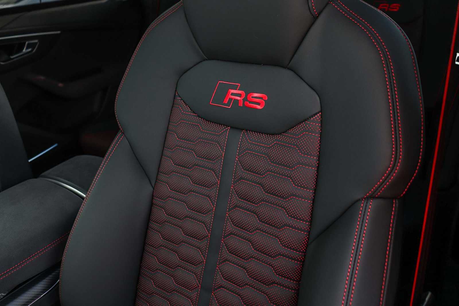 Thumbnail: 2026 Audi RS Q8 - 37