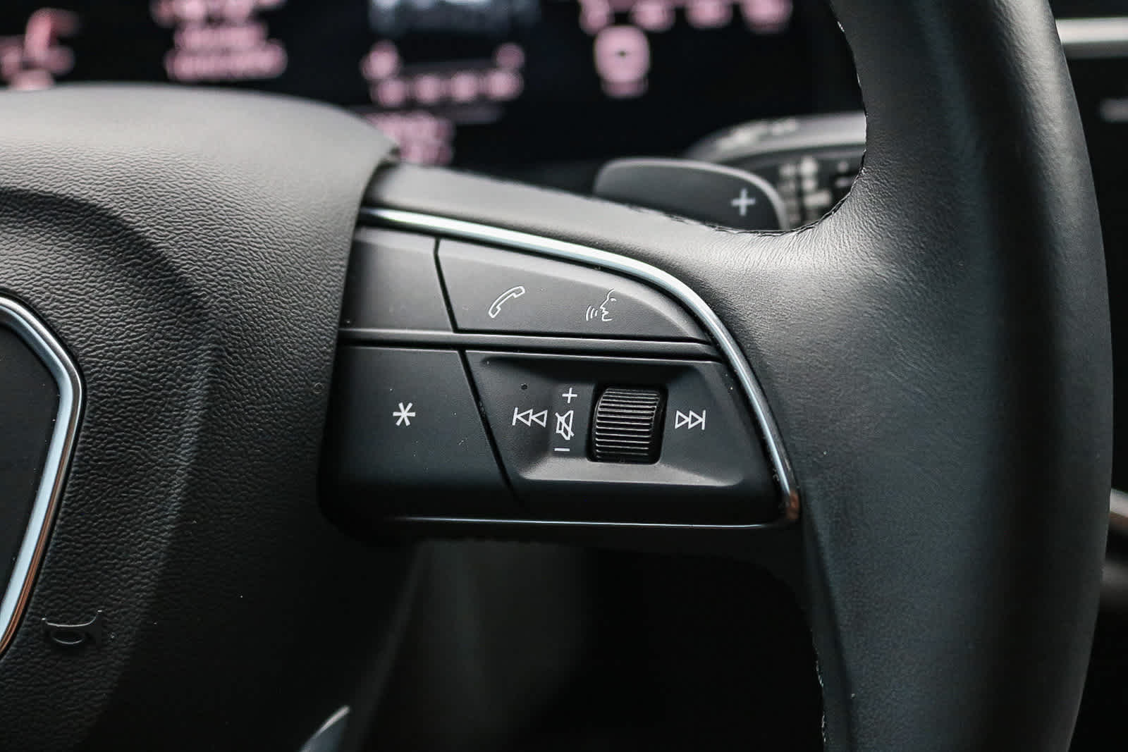 Thumbnail: 2023 Audi Q8 - 21