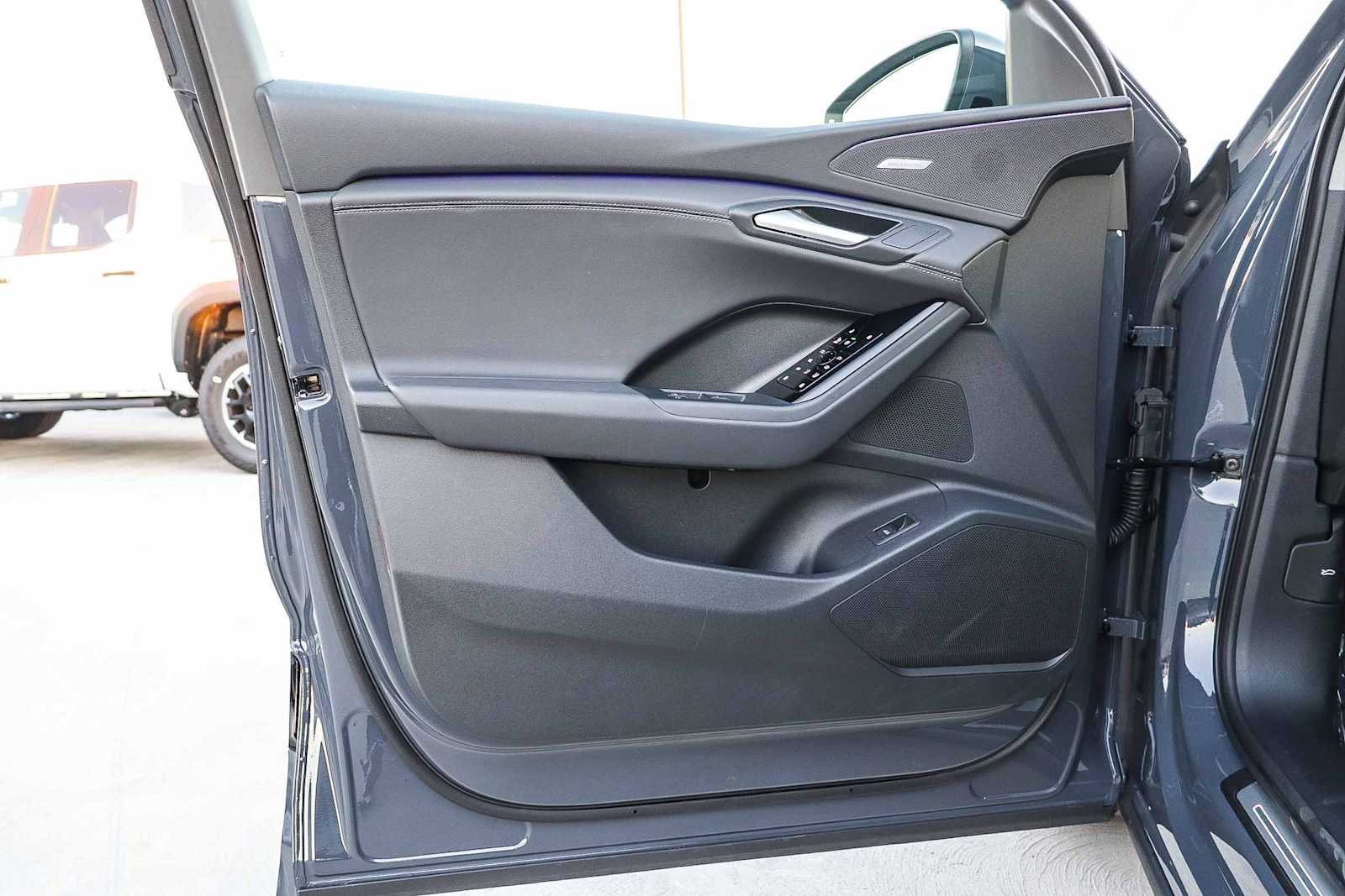 Thumbnail: 2025 Audi Q6 e-tron - 27