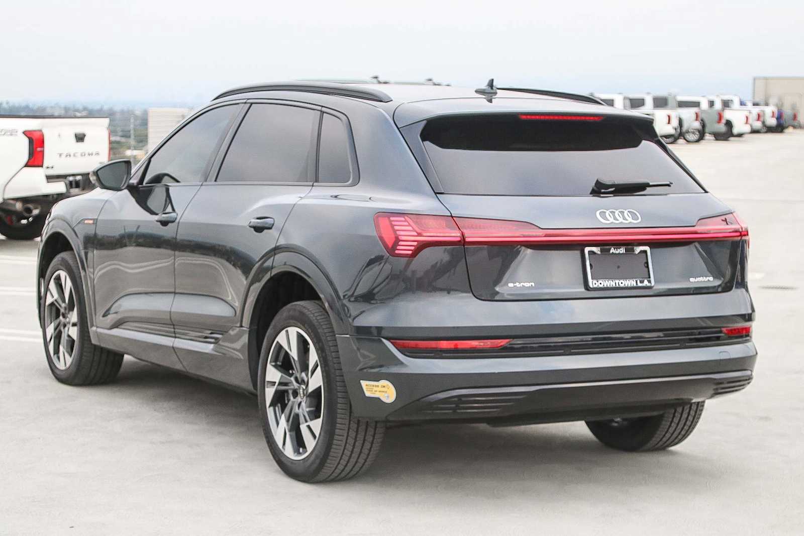 Thumbnail: 2022 Audi e-tron - 8