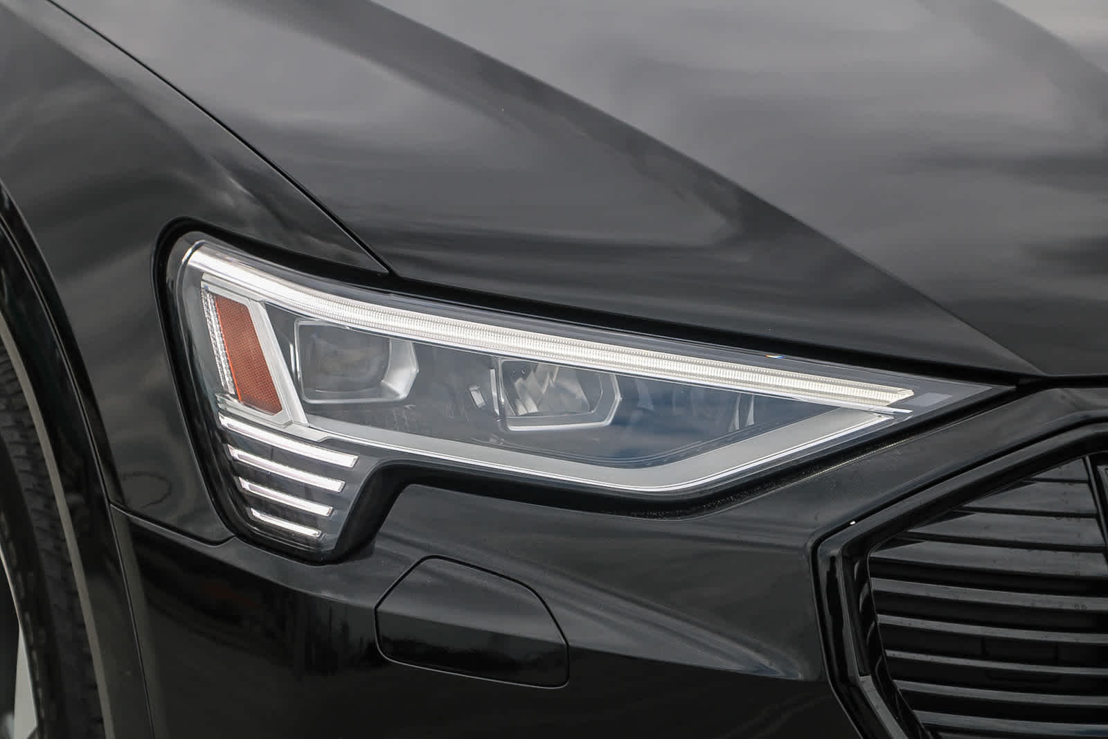 2022 Audi e-tron Premium photo 4