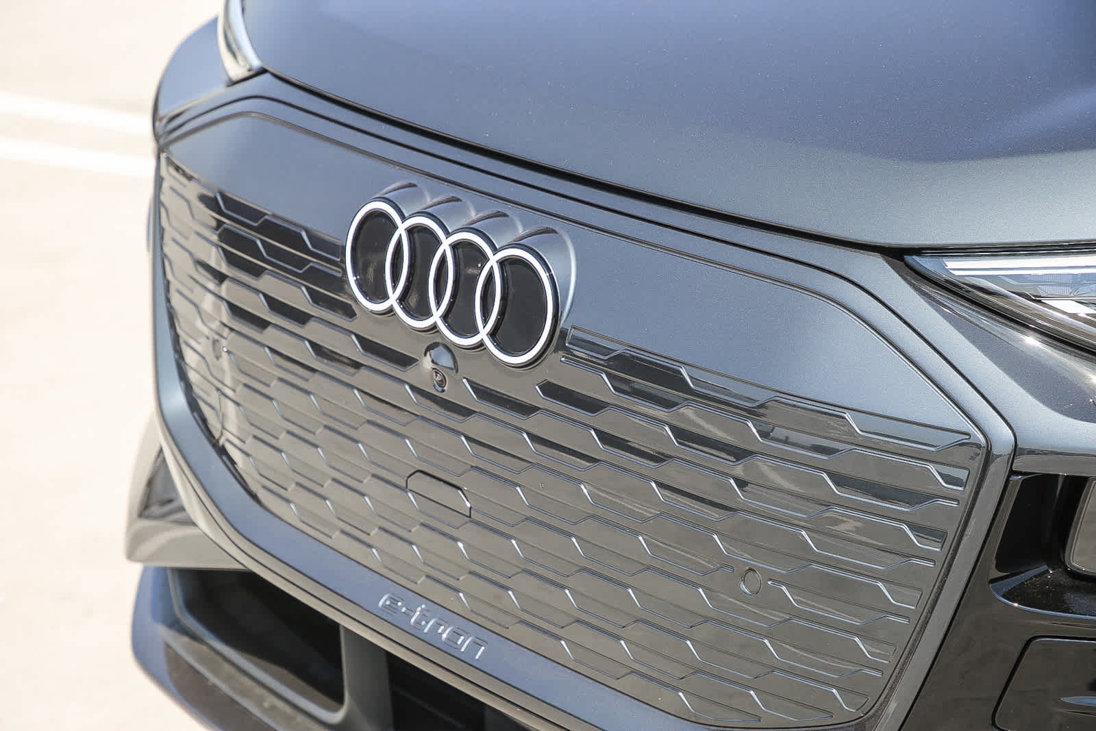 Thumbnail: 2025 Audi Q6 e-tron - 8