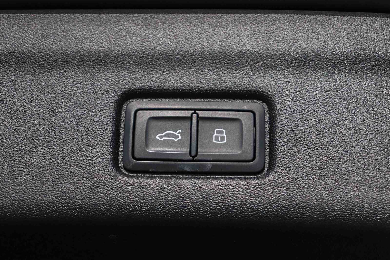 Thumbnail: 2025 Audi Q6 e-tron - 36