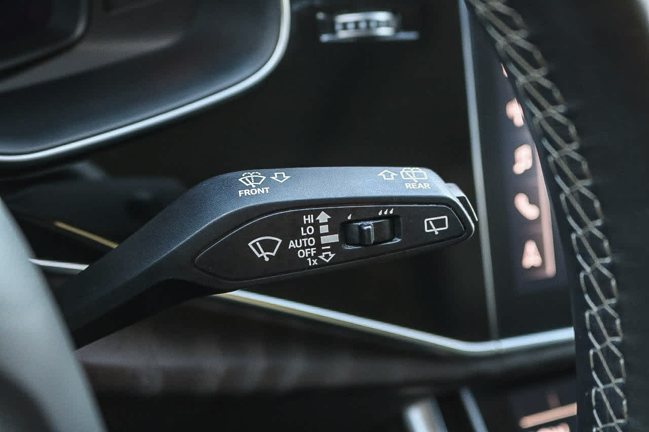 Thumbnail: 2022 Audi Q8 - 36