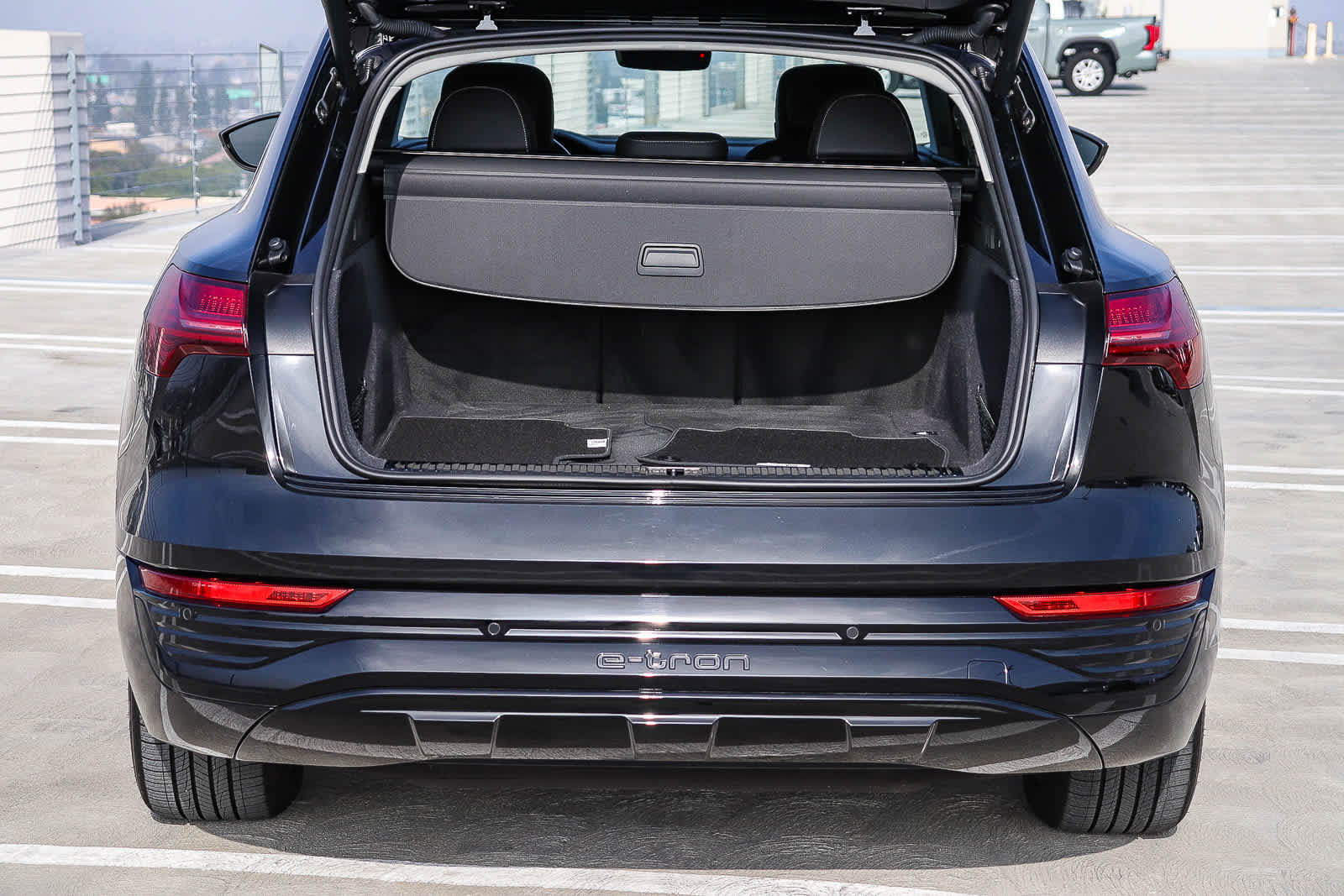 Thumbnail: 2024 Audi Q8 e-tron - 38