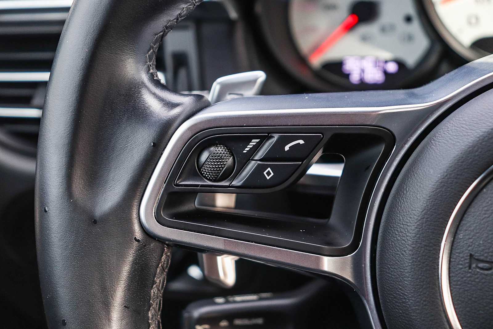 Thumbnail: 2021 Porsche Macan - 21