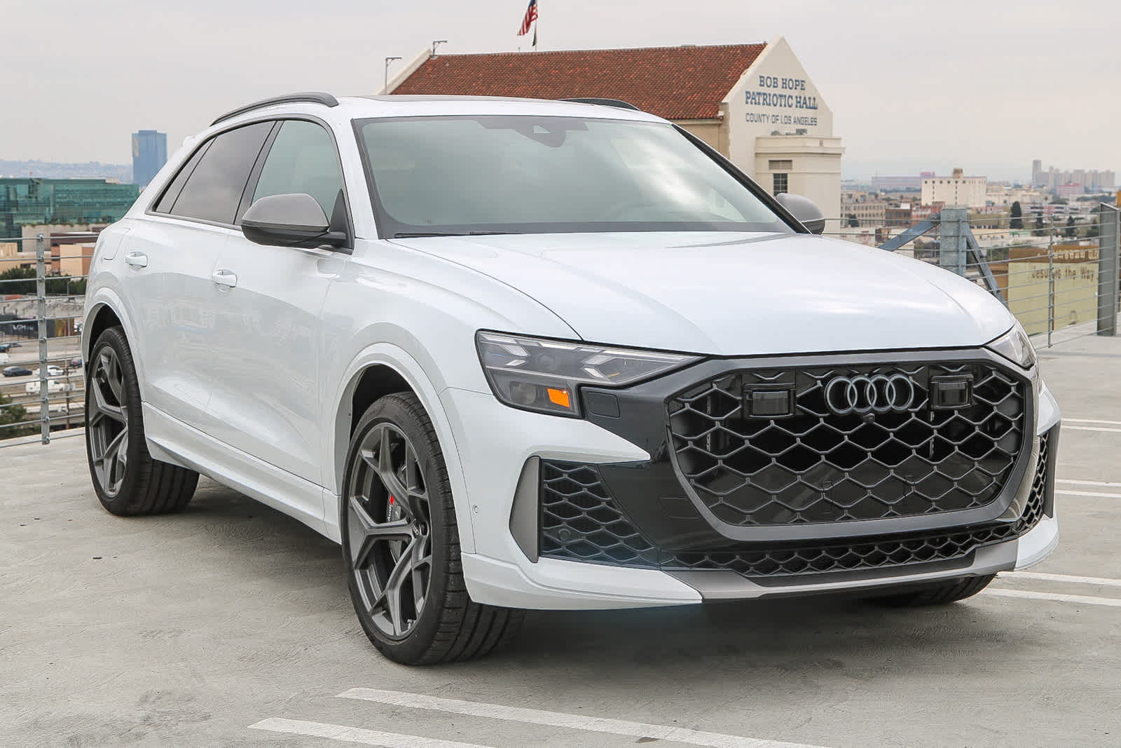 Thumbnail: 2025 Audi RS Q8 - 3