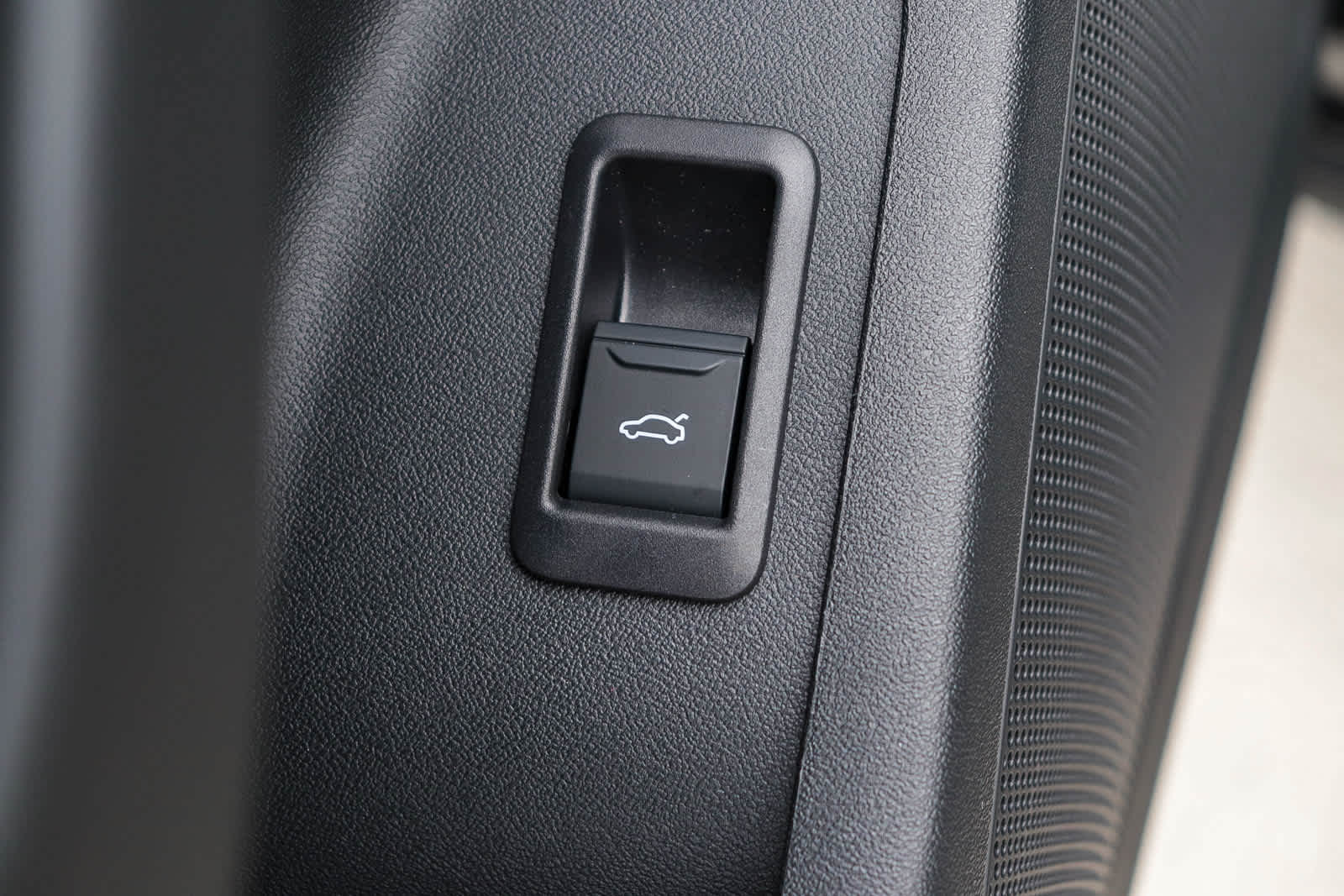 Thumbnail: 2025 Audi Q6 e-tron - 27