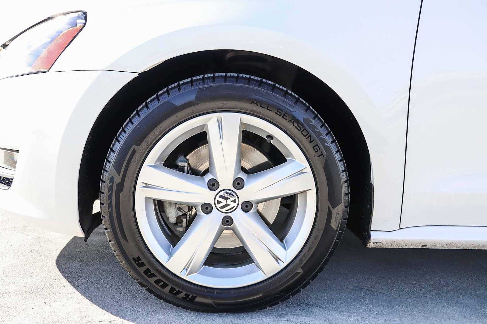 Thumbnail: 2015 Volkswagen Passat - 14