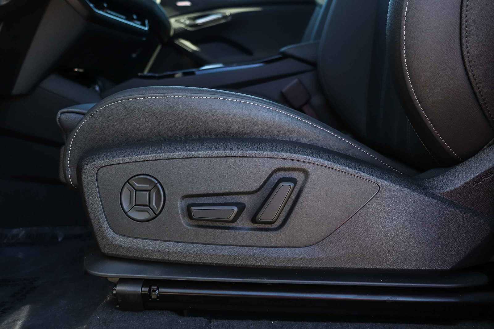 Thumbnail: 2025 Audi Q6 e-tron - 25