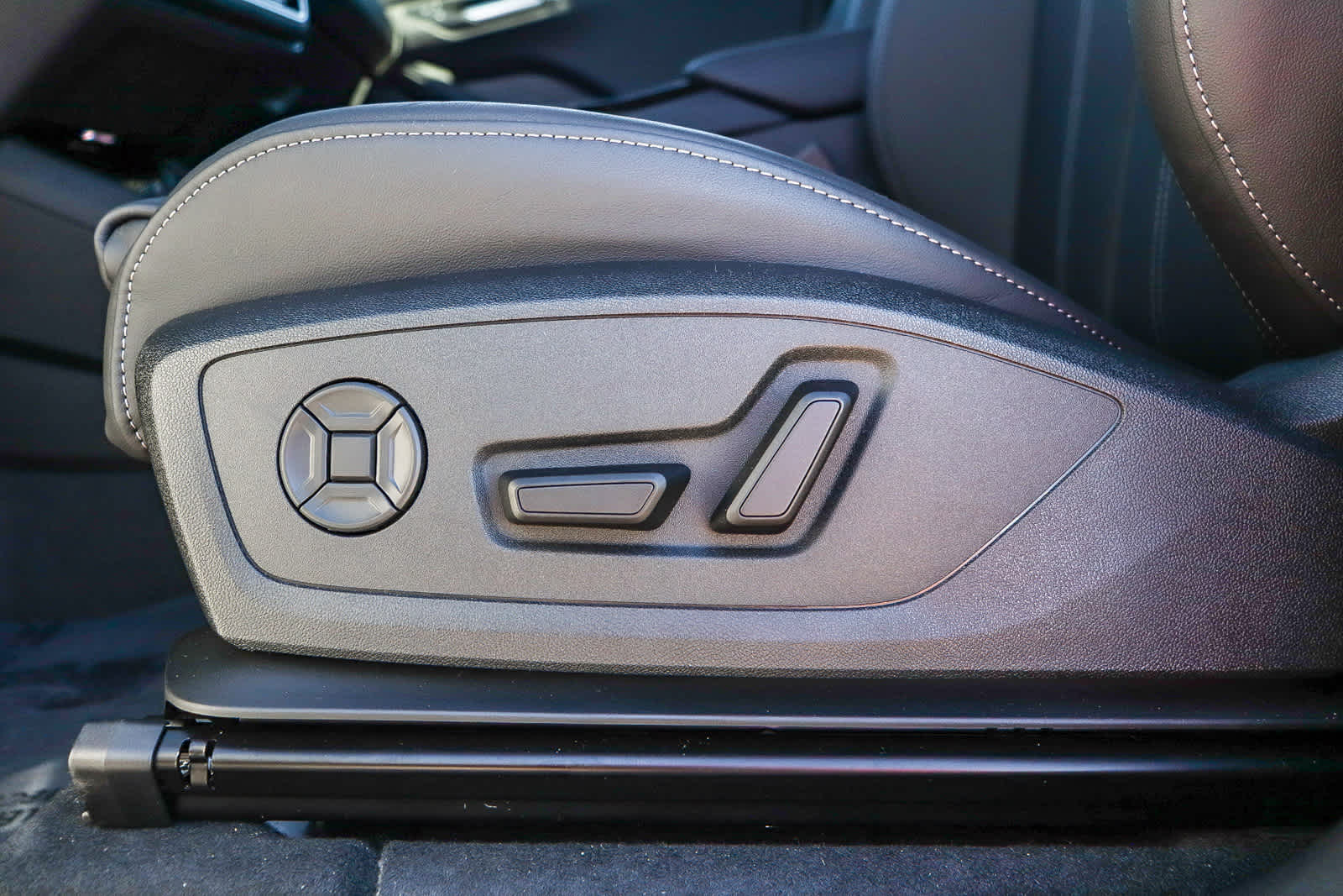 Thumbnail: 2025 Audi Q6 e-tron - 25