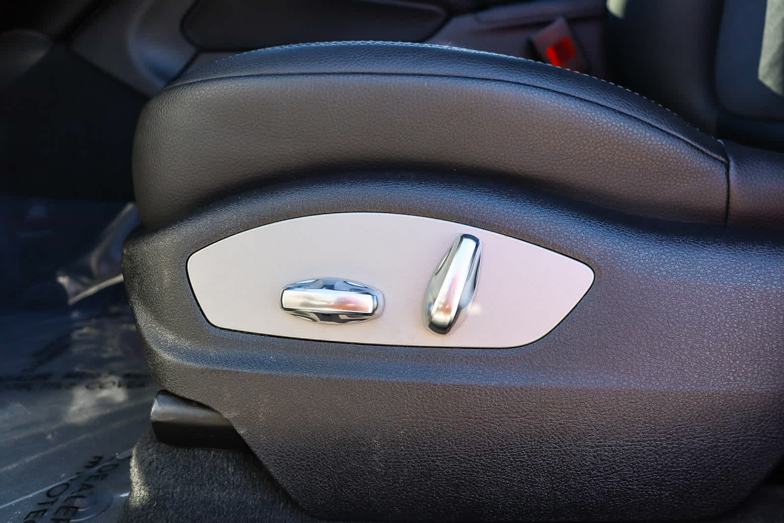 Thumbnail: 2020 Porsche Macan - 25