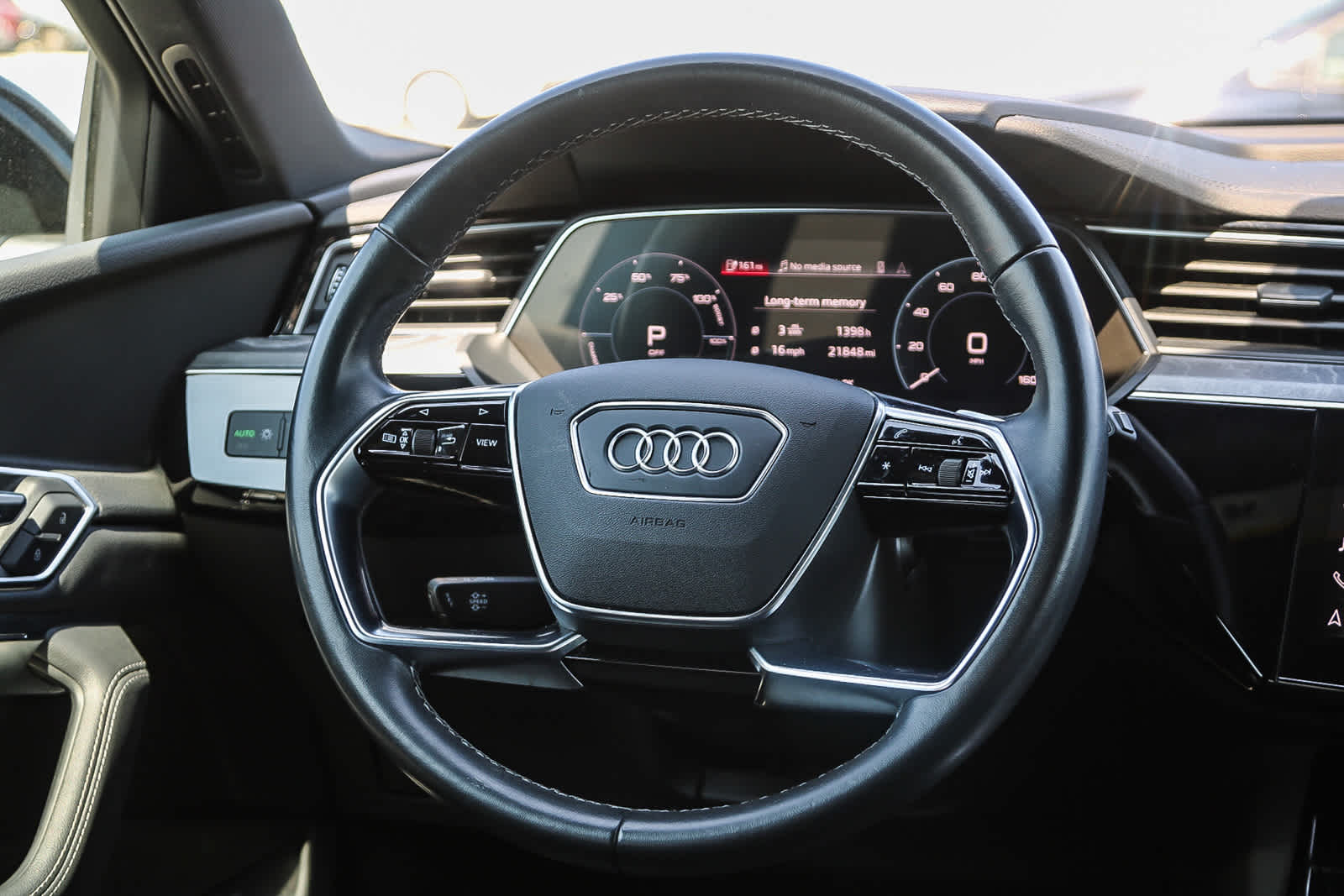 Thumbnail: 2022 Audi e-tron - 16
