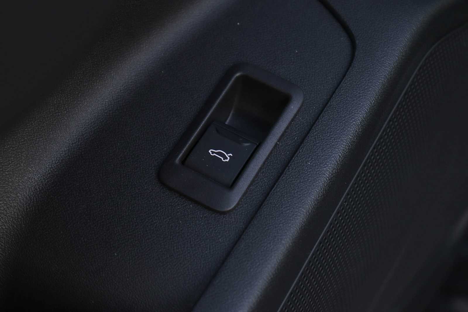 Thumbnail: 2025 Audi Q6 e-tron - 26