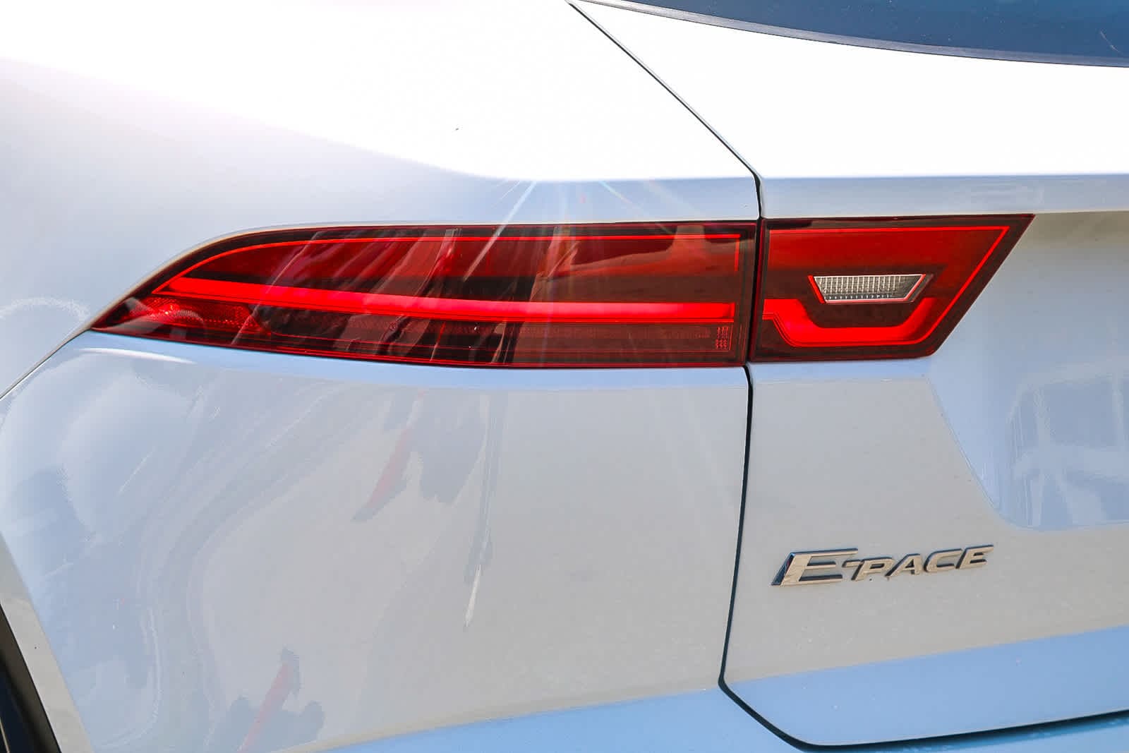 Thumbnail: 2018 Jaguar E-Pace - 10