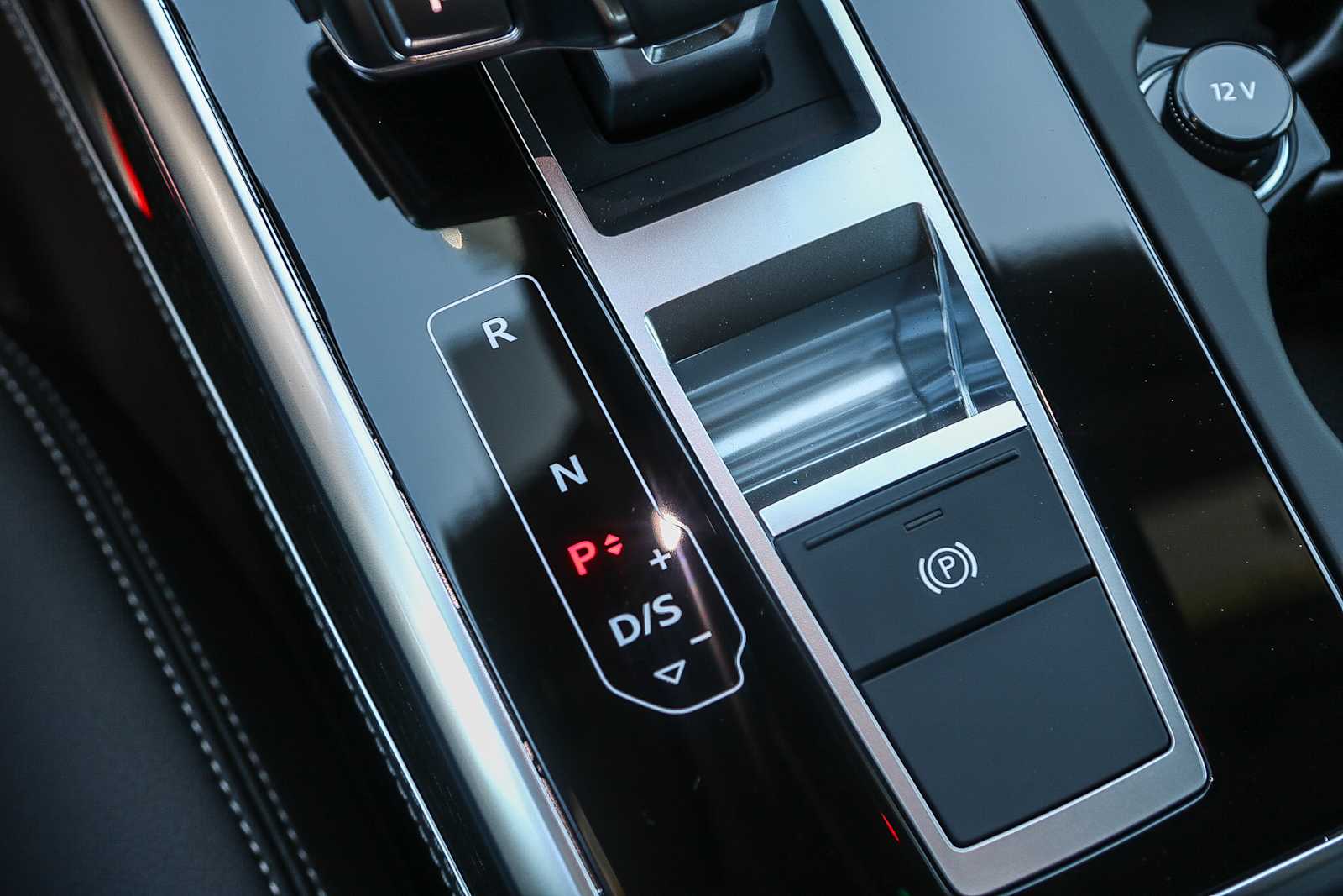 Thumbnail: 2025 Audi Q8 - 23