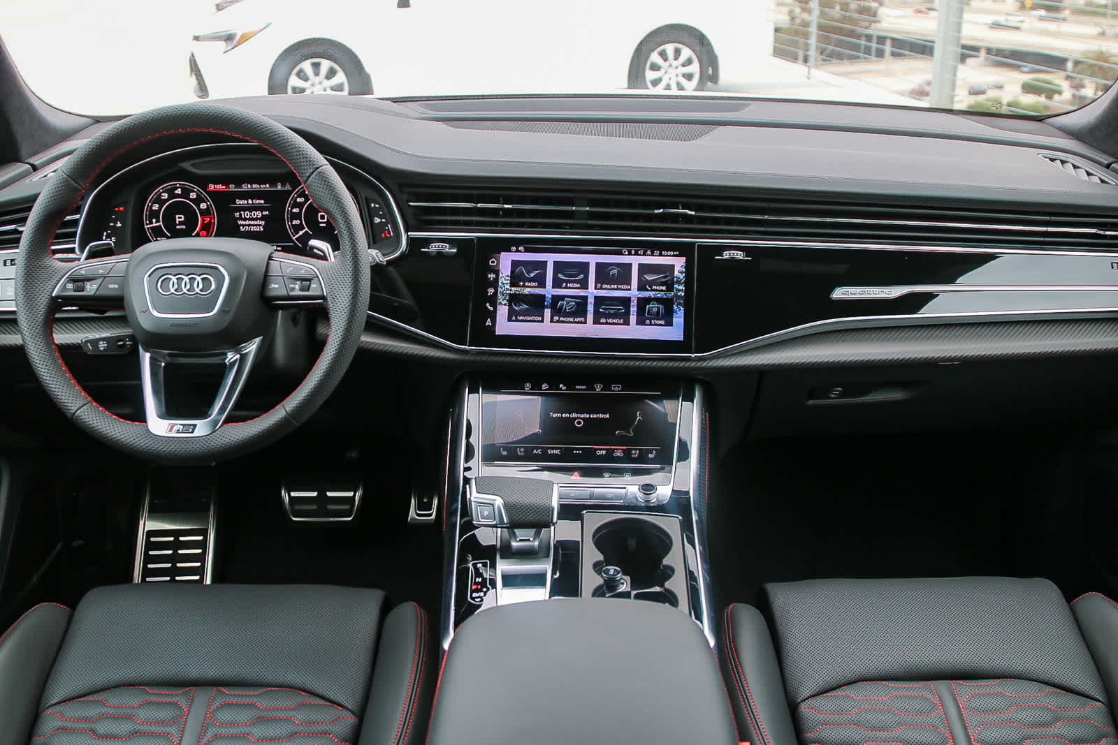 Thumbnail: 2025 Audi RS Q8 - 12