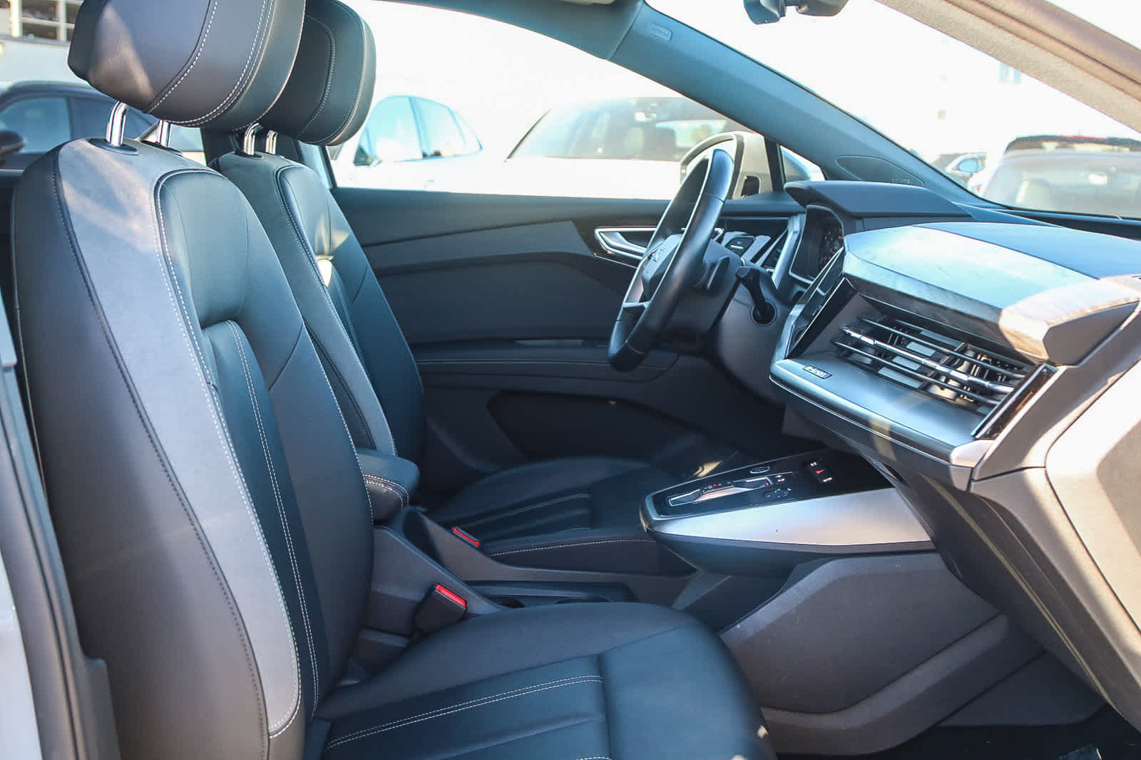 Thumbnail: 2023 Audi Q4 e-tron - 15
