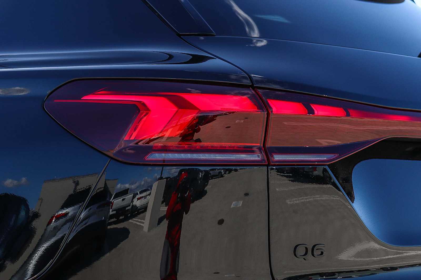 Thumbnail: 2025 Audi Q6 e-tron - 12