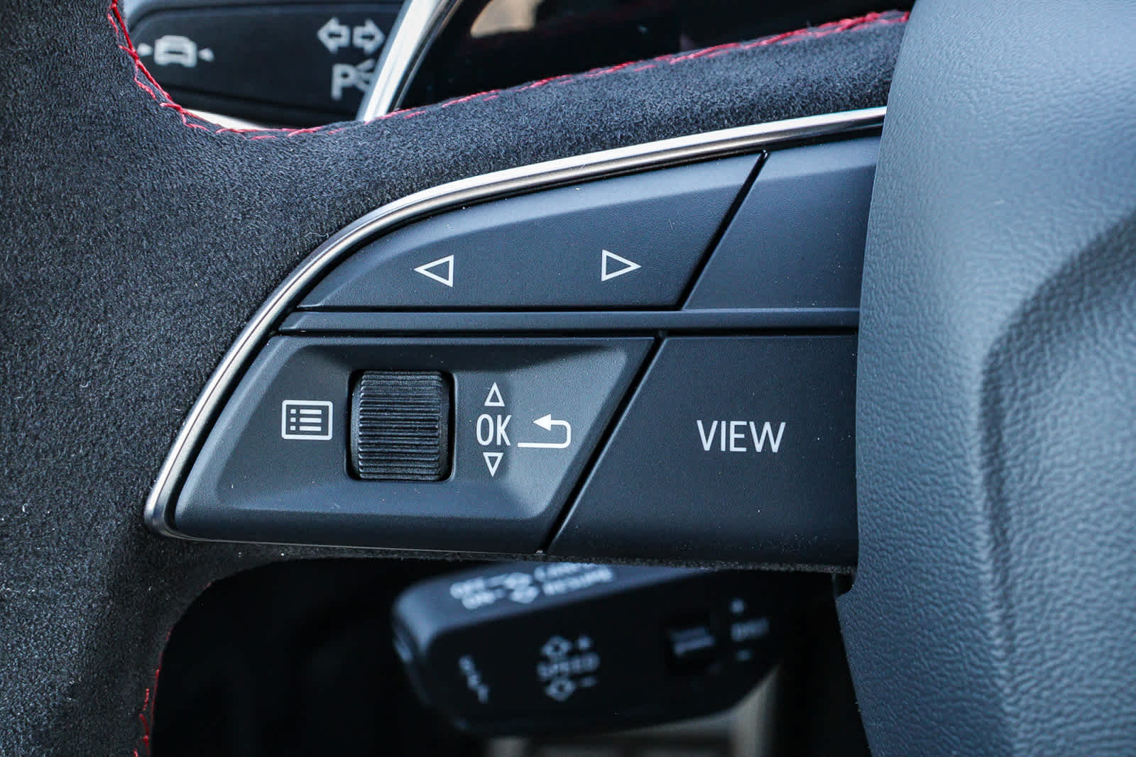 Thumbnail: 2025 Audi RS Q8 - 27