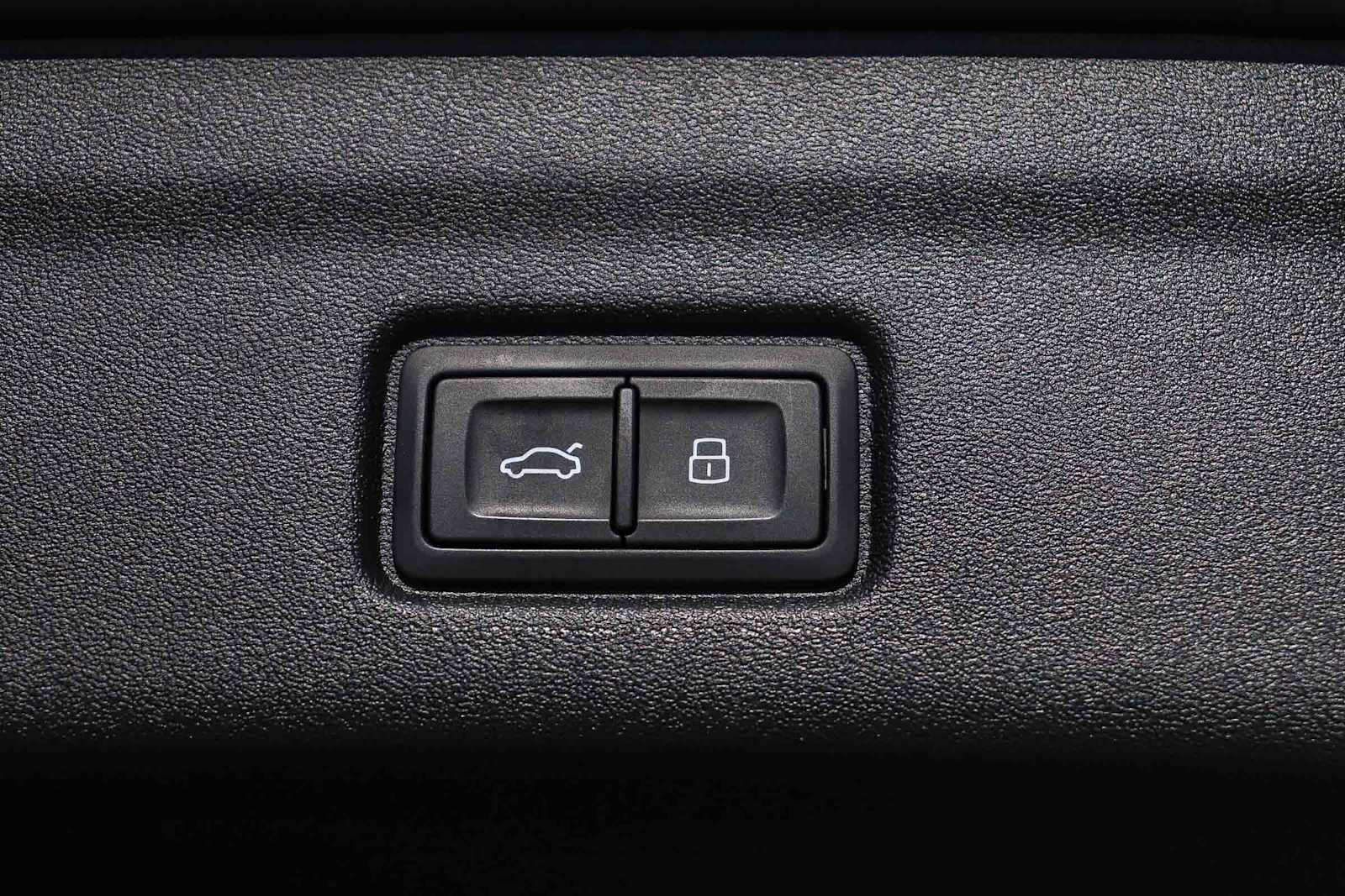 Thumbnail: 2025 Audi Q6 e-tron - 36