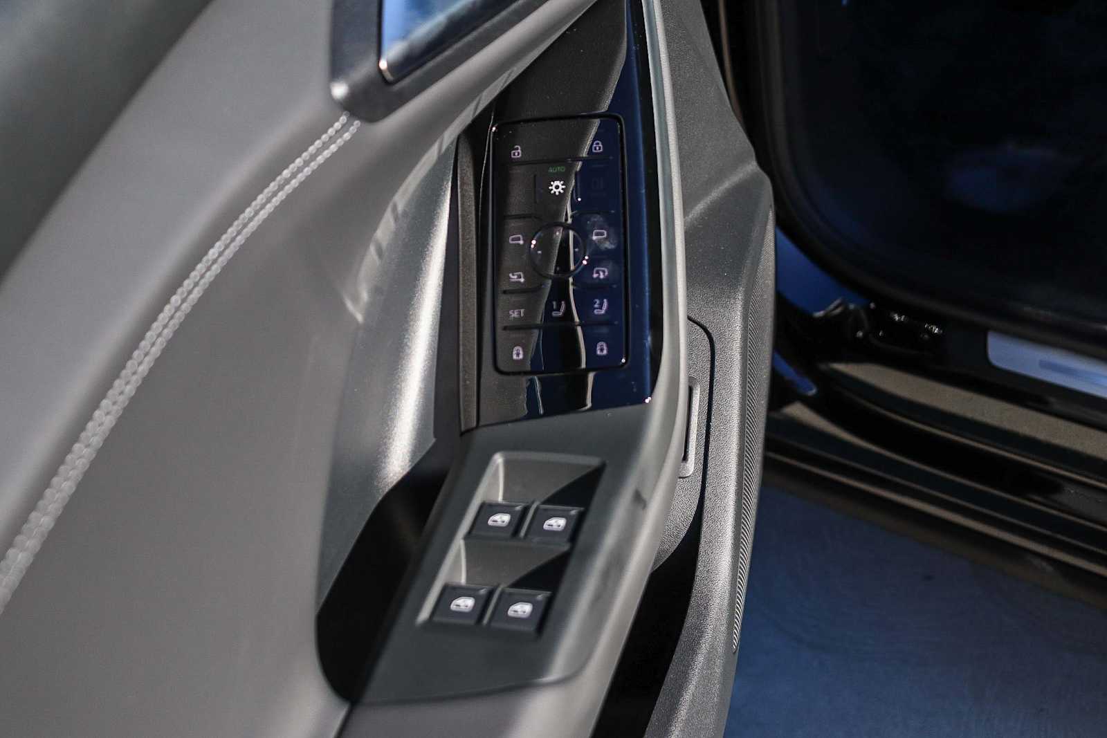 Thumbnail: 2025 Audi Q6 e-tron - 26