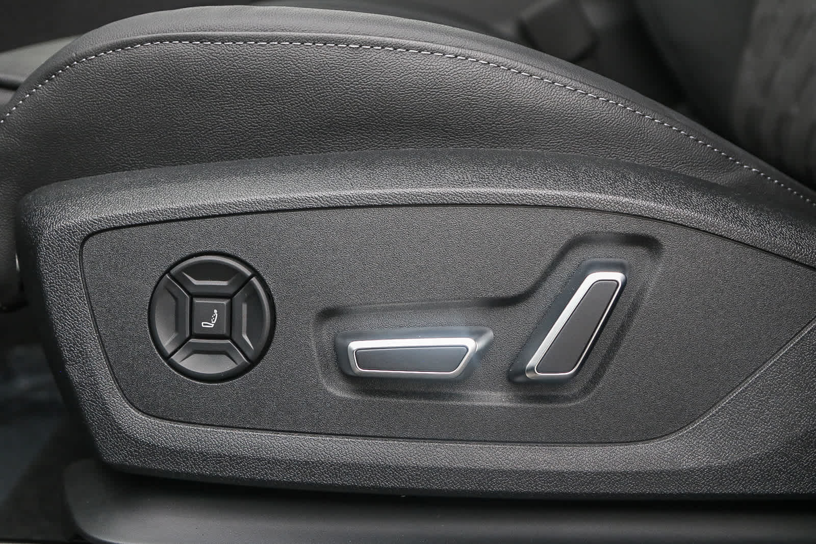 Thumbnail: 2025 Audi SQ6 e-tron - 21