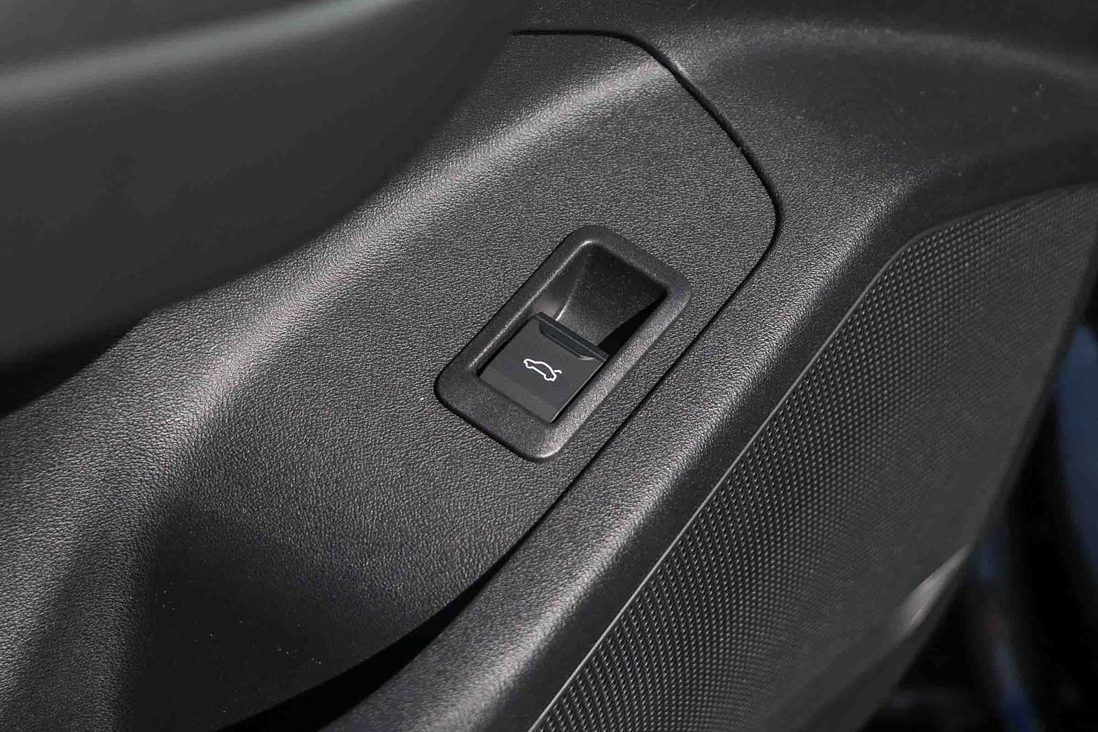 Thumbnail: 2025 Audi Q6 e-tron - 27