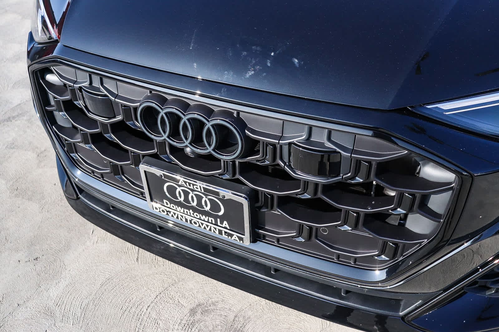 Thumbnail: 2026 Audi Q8 - 8