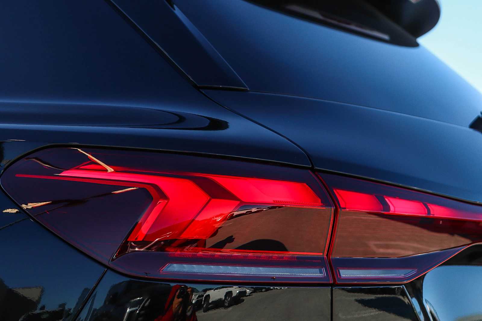 Thumbnail: 2025 Audi Q6 e-tron - 12