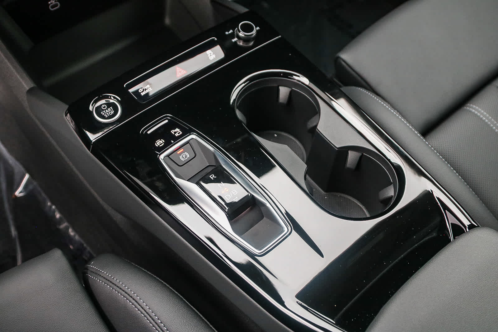 Thumbnail: 2025 Audi Q6 e-tron - 19