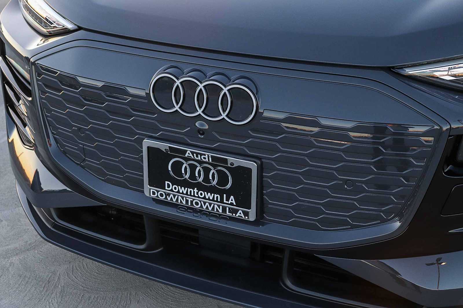 Thumbnail: 2025 Audi Q6 e-tron - 8