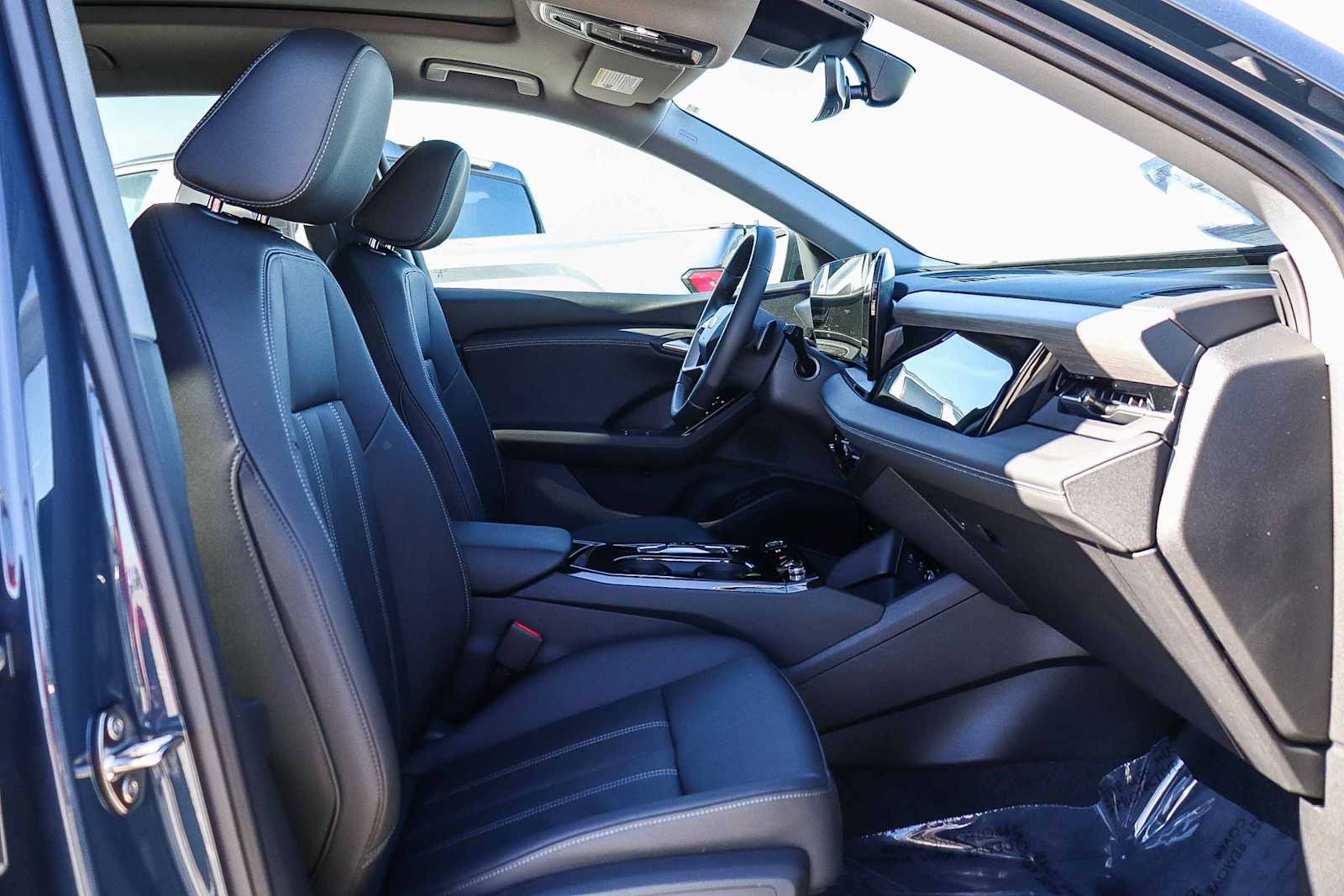 Thumbnail: 2025 Audi Q6 e-tron - 21