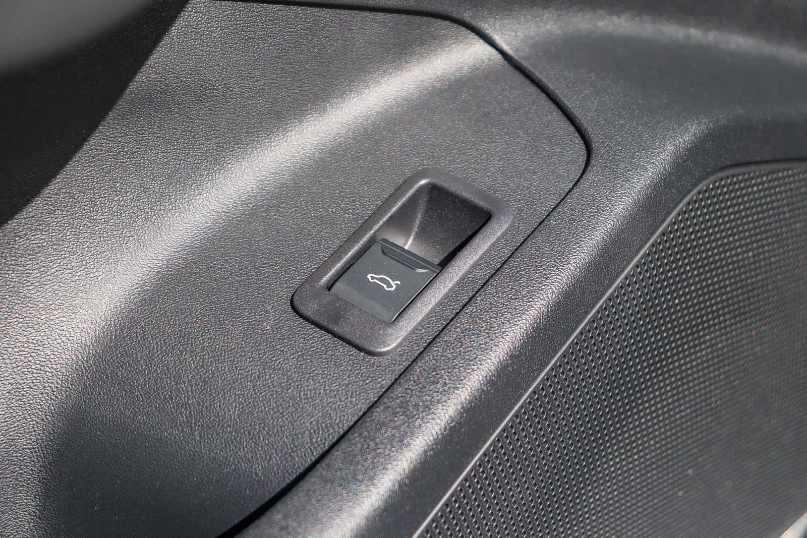 Thumbnail: 2025 Audi Q6 e-tron - 27