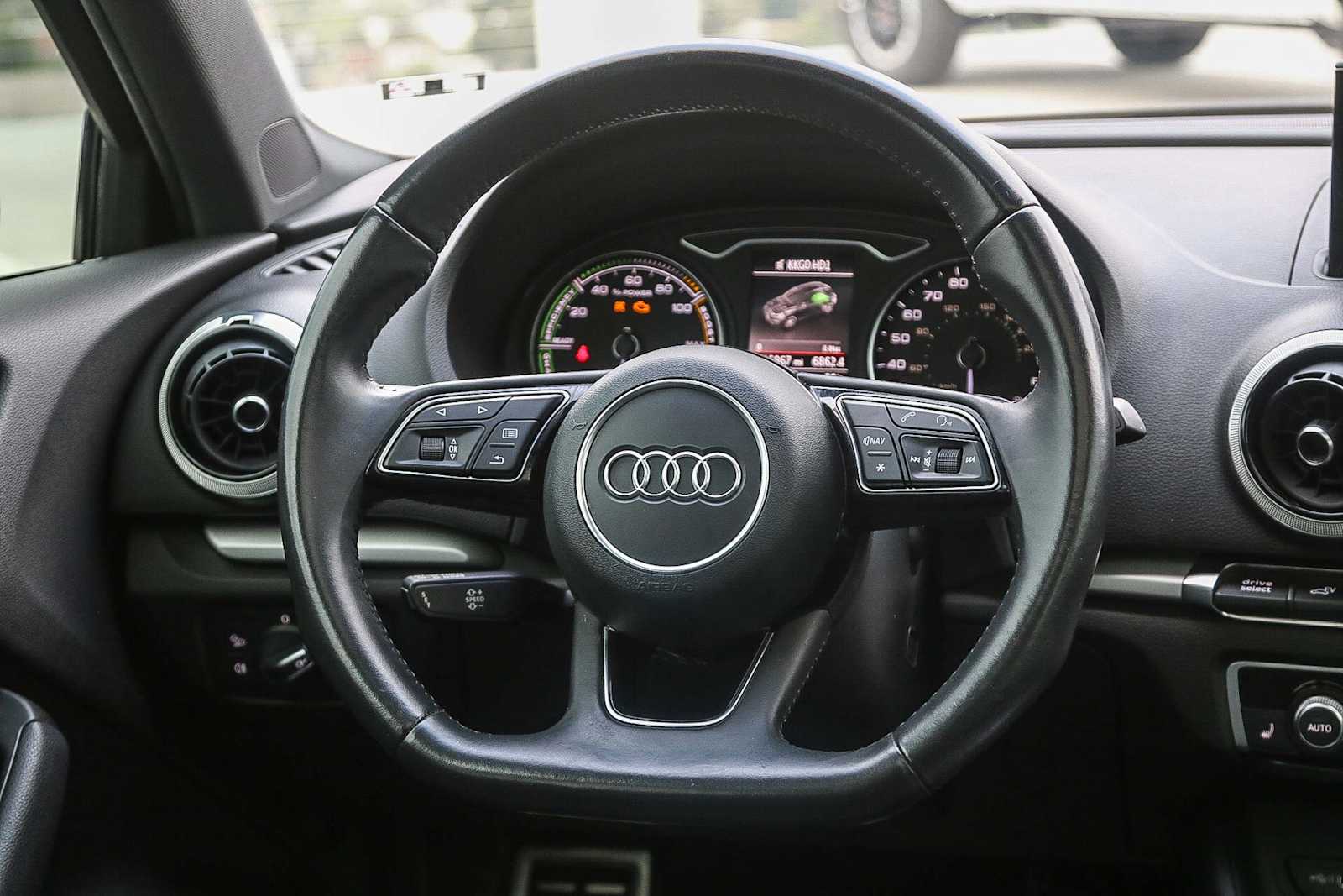 Thumbnail: 2018 Audi A3 e-tron - 16