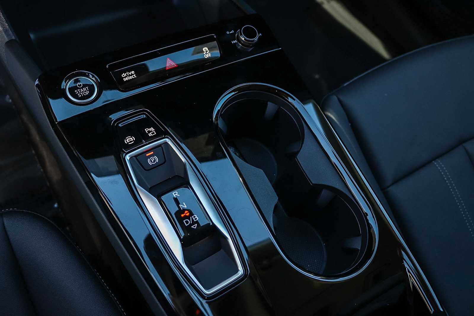 Thumbnail: 2025 Audi Q6 e-tron - 24