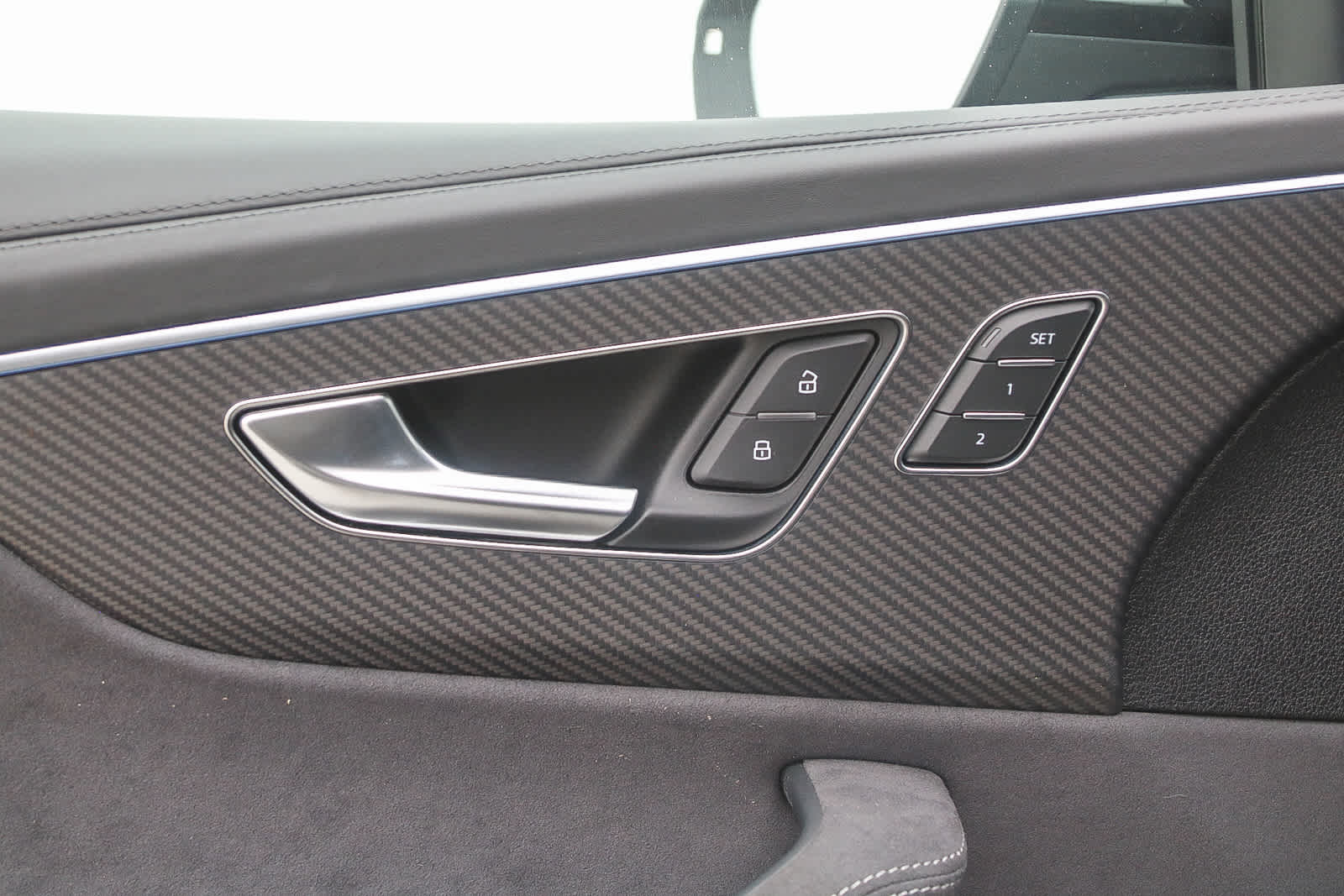 Thumbnail: 2025 Audi RS Q8 - 24