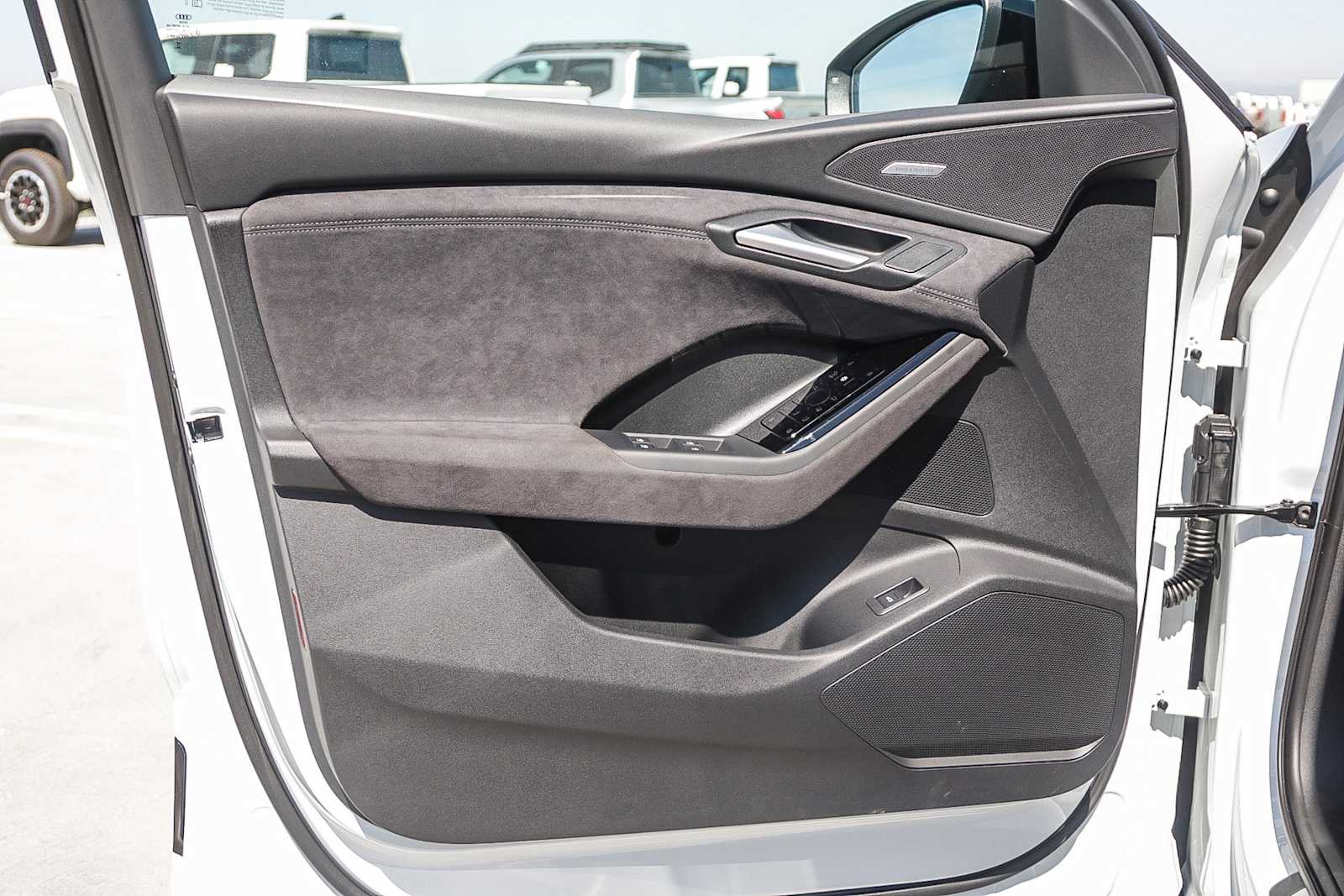 Thumbnail: 2025 Audi SQ6 e-tron - 22