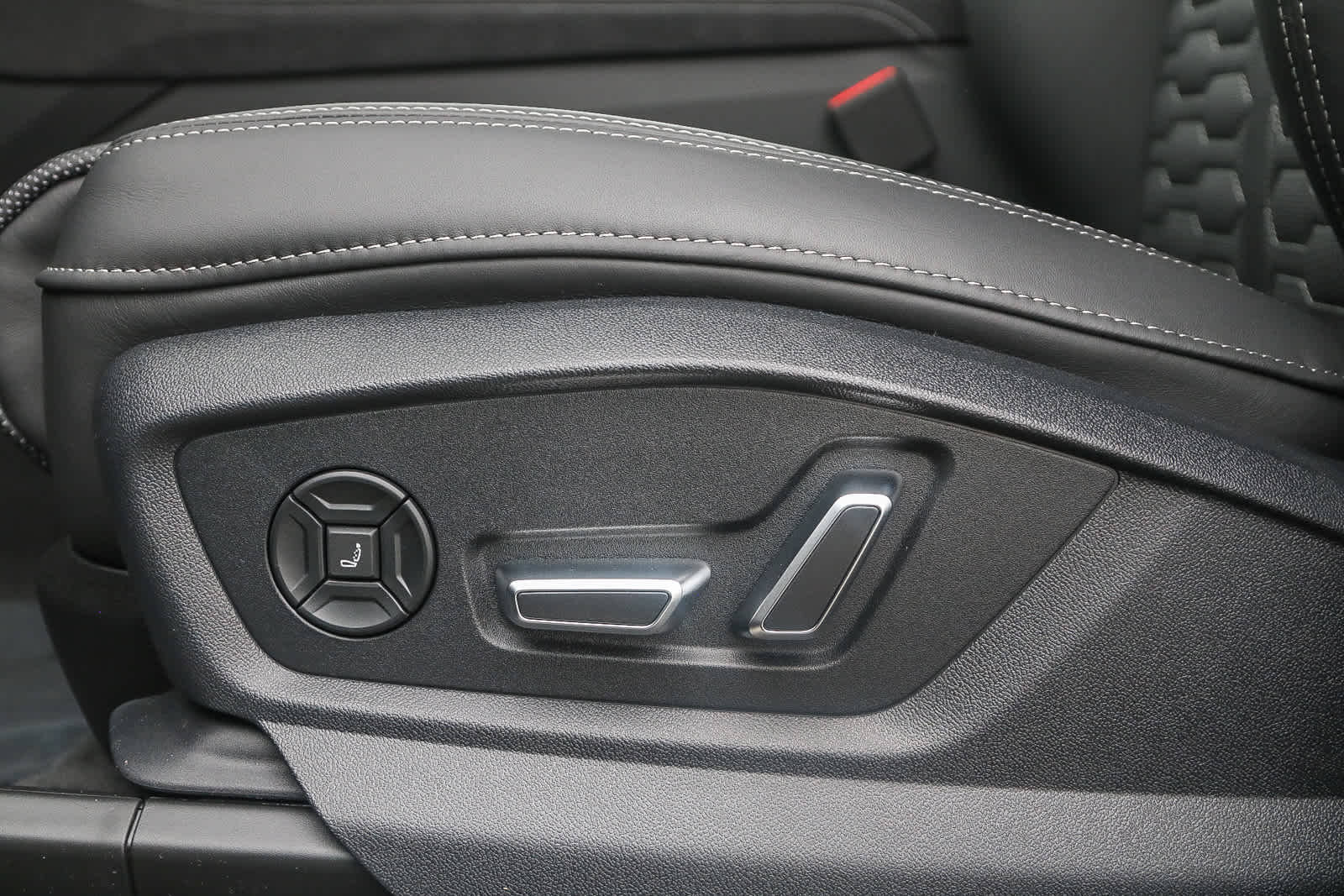 Thumbnail: 2025 Audi RS Q8 - 22