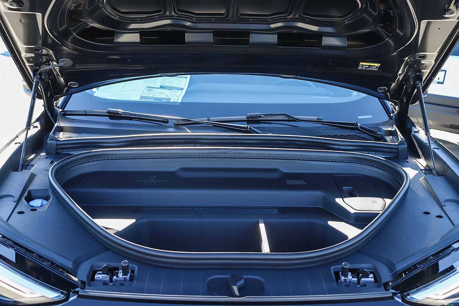 Thumbnail: 2025 Audi Q6 e-tron - 38