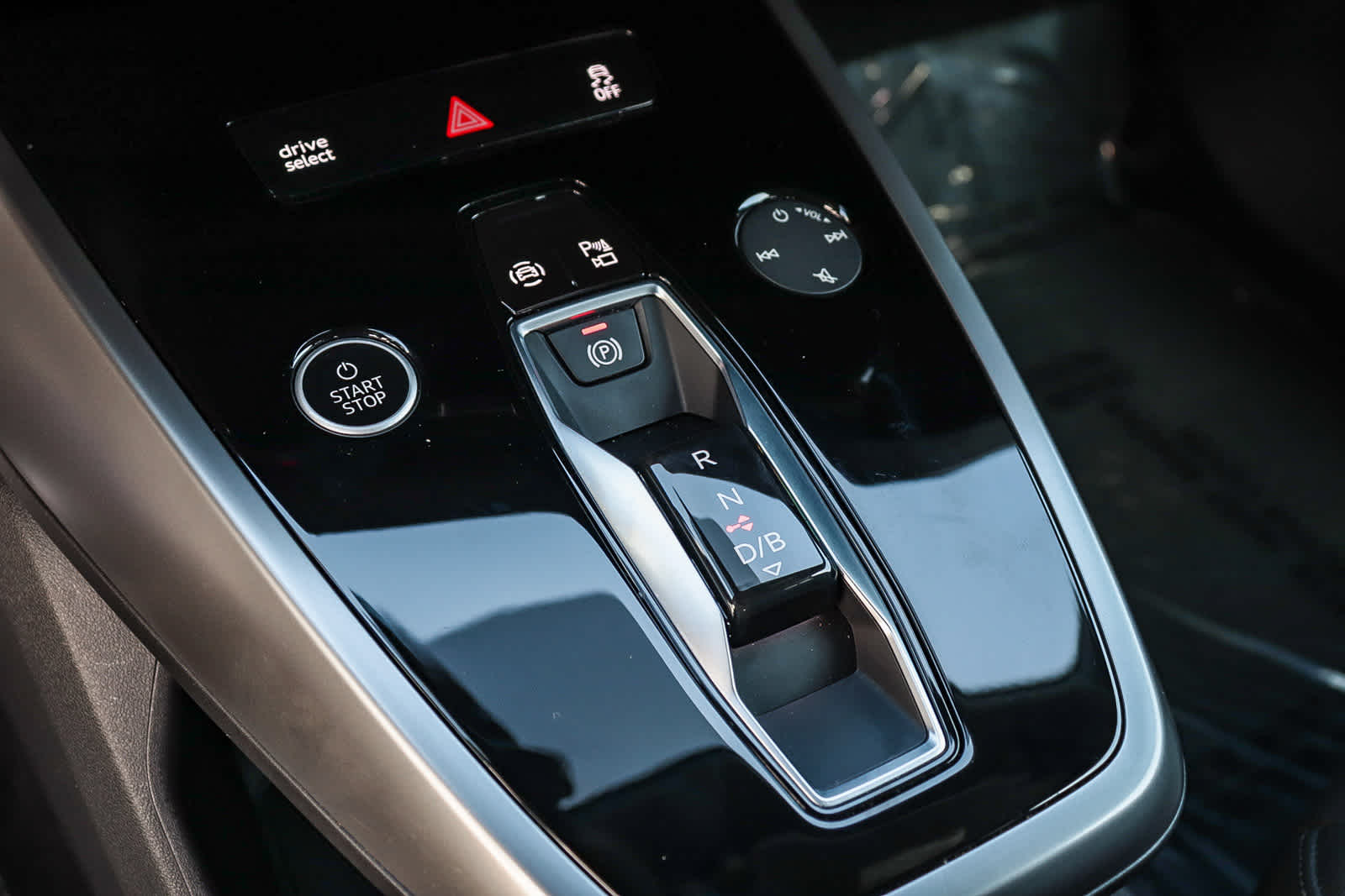 Thumbnail: 2023 Audi Q4 e-tron - 25