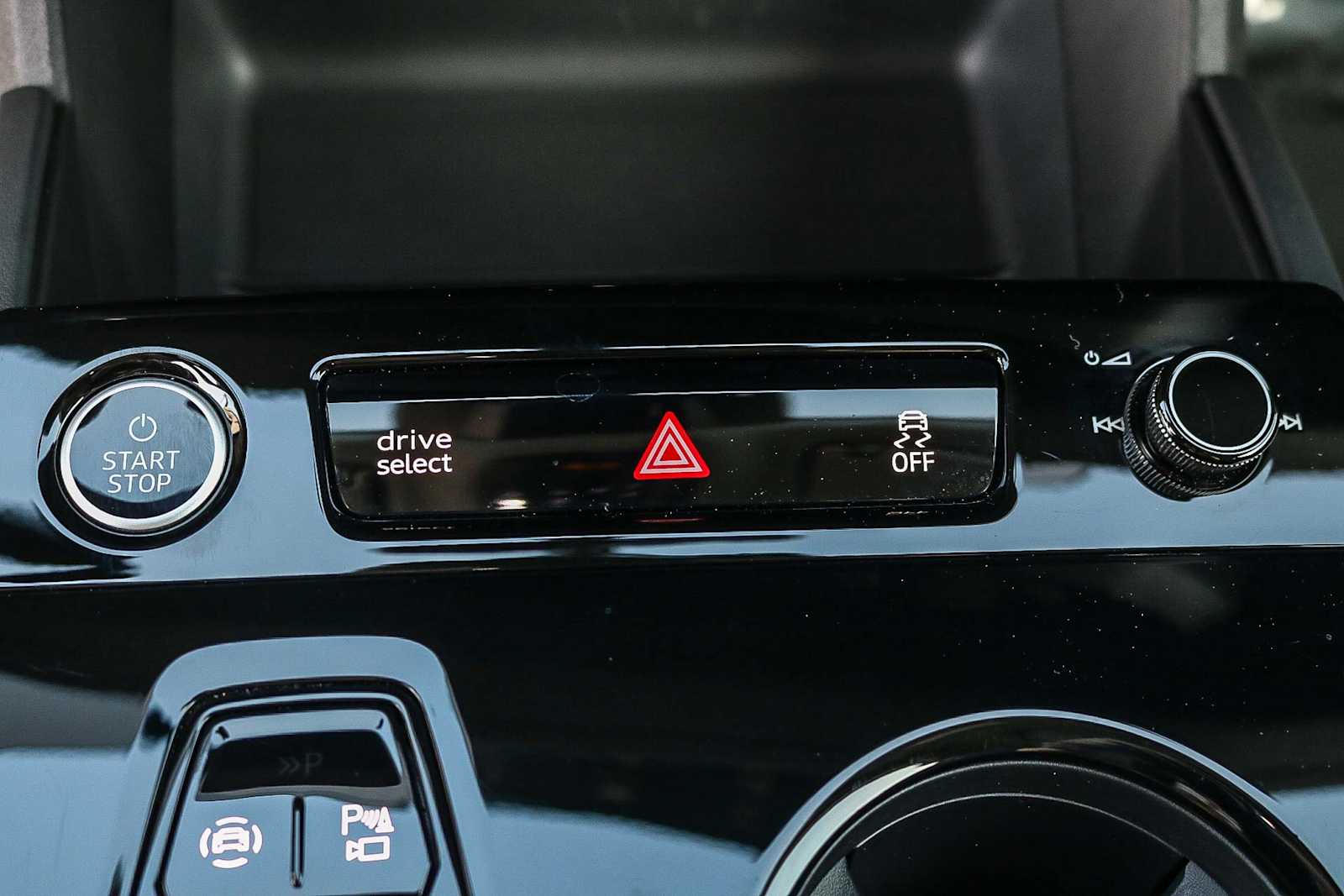 Thumbnail: 2025 Audi Q6 e-tron - 25