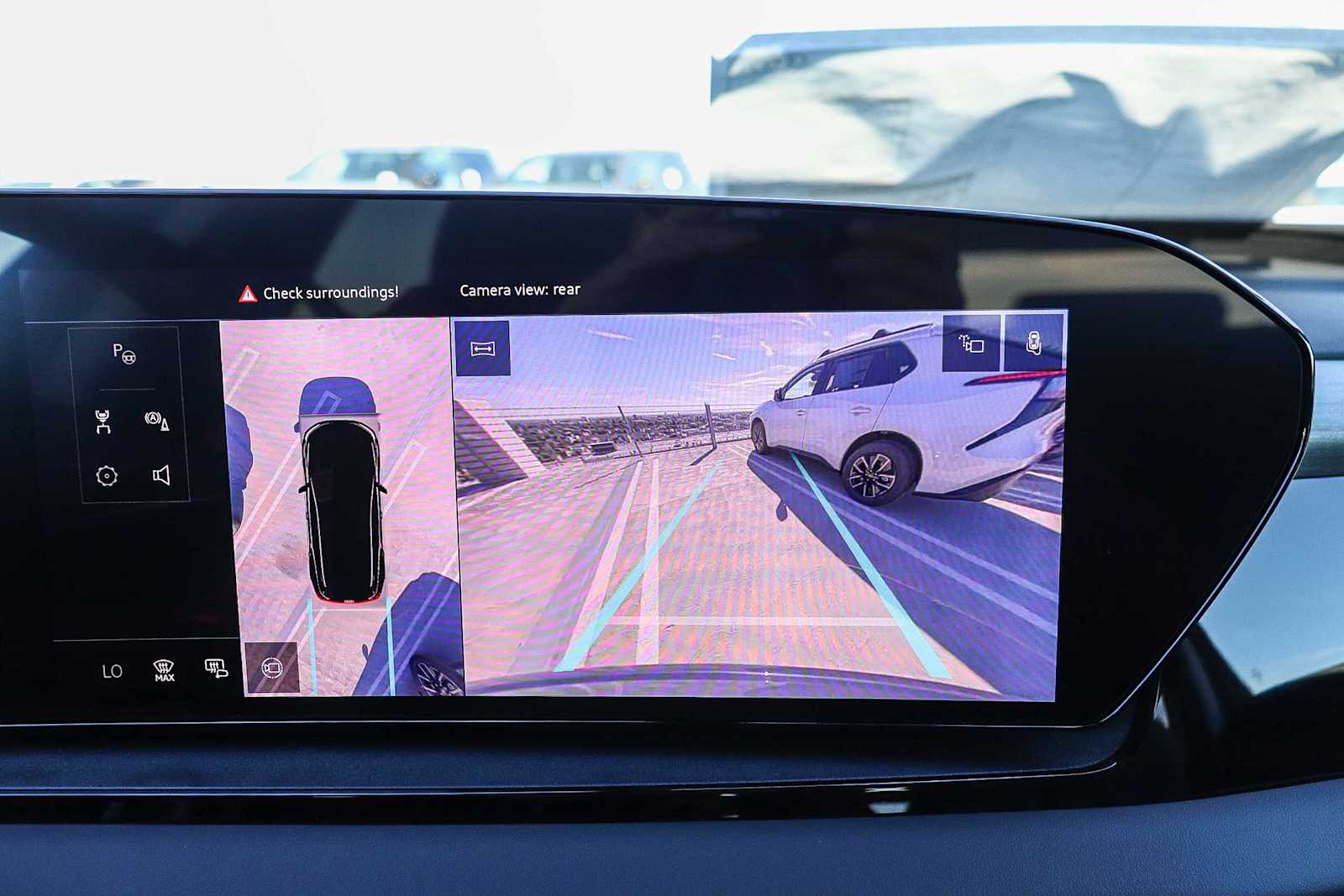 Thumbnail: 2025 Audi Q6 e-tron - 33